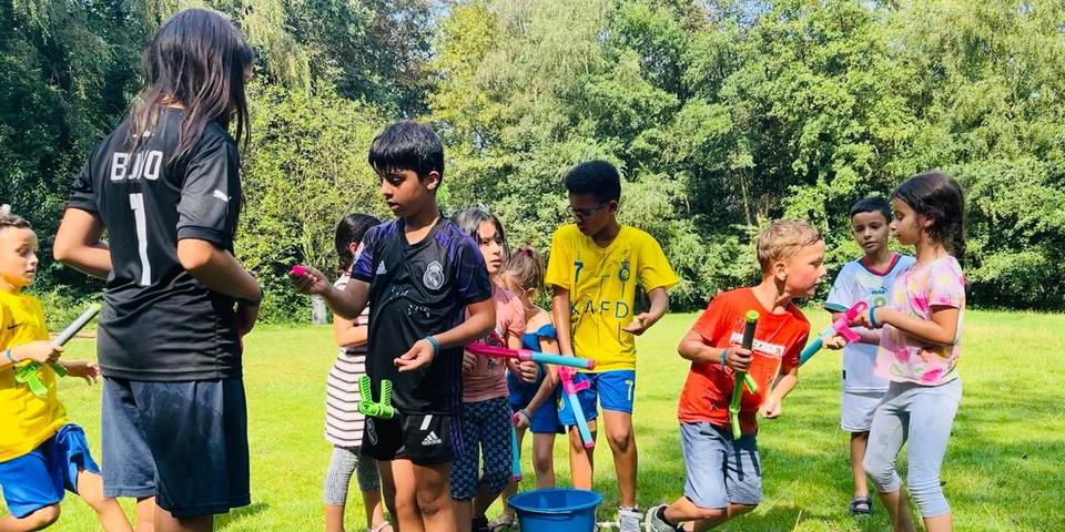 spelende kinderen tijdens een activiteit van Speelkasteel